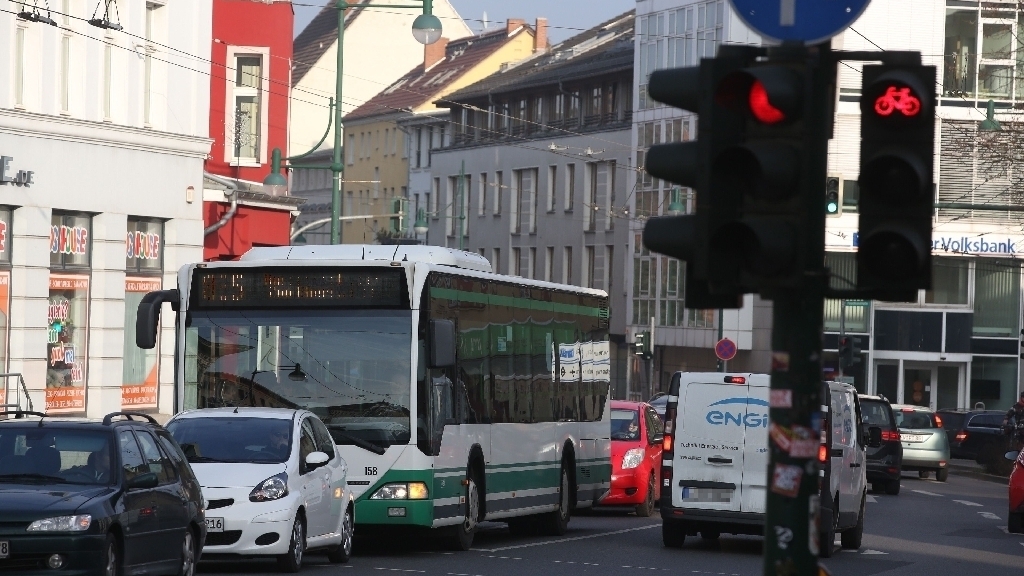 Vorfahrt für Busse? Noch sind alle Verkehrsteilnehmer in Eberswalde gleichermaßen auf die Lichtsignalanlagen, hier in der Eisenbahnstraße, angewiesen. Nicht umsonst wird die Barnimer Kreisstadt auch Ampelwalde genannt. Das neue Projekt  könnte den Bussen schneller zu Grün verhelfen.