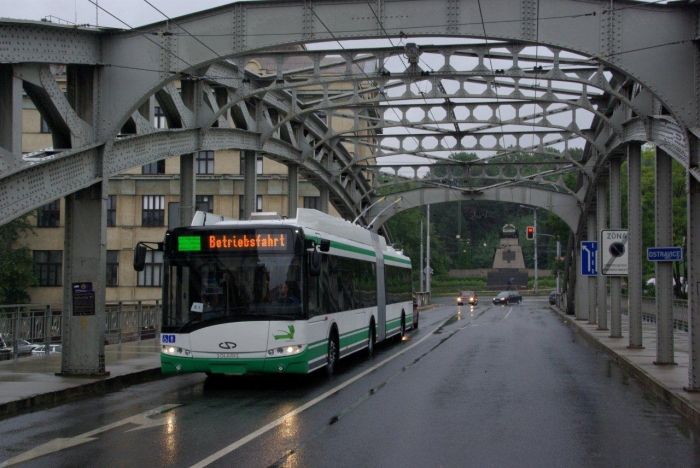 Erste Probefahrten an der Fahrleitung des ersten Eberswalder Solaris-Gelenkobusses (E 1) in Ostrava/CZ