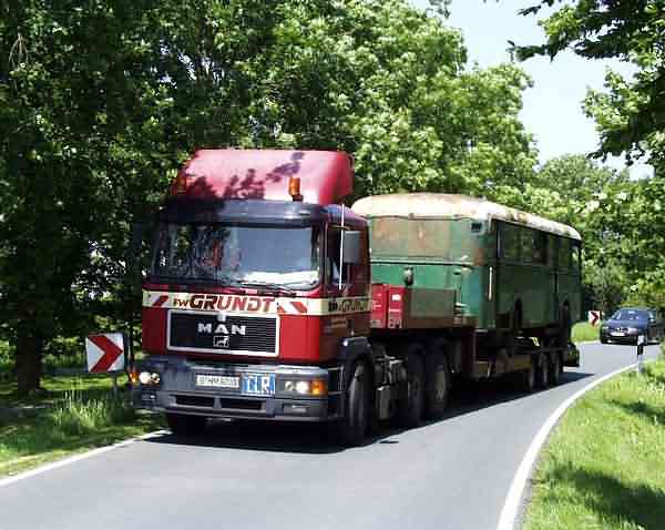 Abtransport des Kriegseinheitsobusse Normgröße II per LKW-Tielader