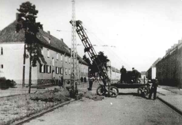 Aufbau der Fahrleitung in Nordend an der Kreuzung Helene-Lange-Straße
Ecke Rosa-Luxenburg-Straße