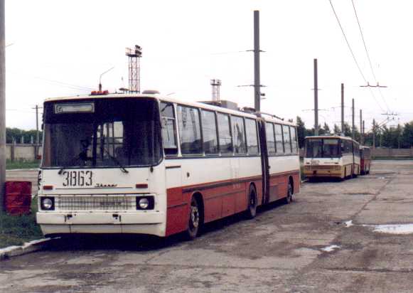 Ehemaliger Eberswalder Gelenkobus Nr. 021 (Chelyabinsk 3863) vom ungarischen Typ Ikarus 280.93 in Chelyabinsk/RU