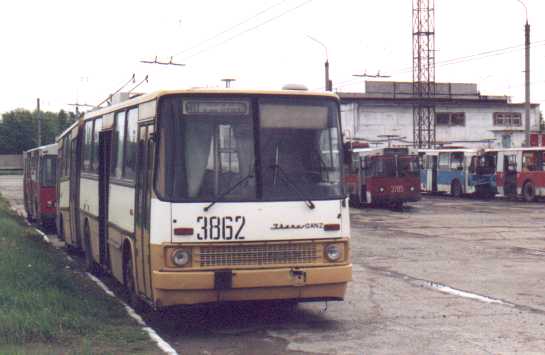 Ehemaliger Eberswalder Gelenkobus Nr. 023 vom ungarischen Typ Ikarus 280.93 in Chelyabinsk/RU mit der Wagen-Nr. 3862