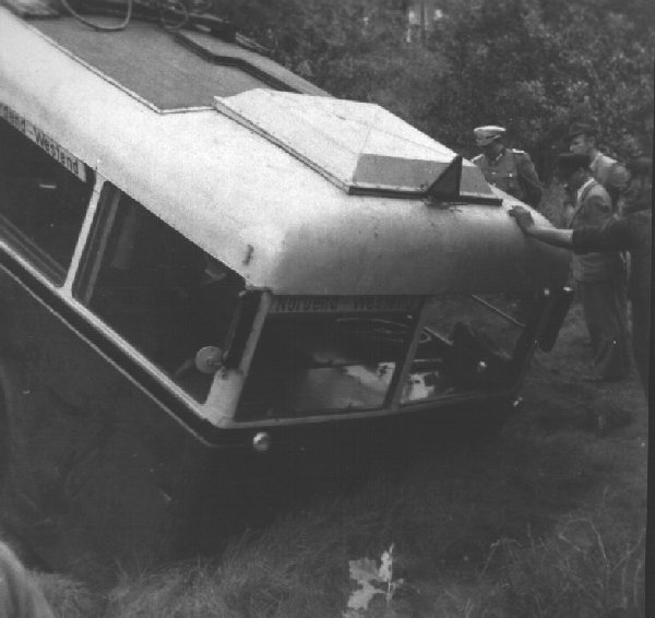 Verkehrsunfall mit Obus Nr. 04(II) vom deutschen
Typ KEO I (Kriegseinheitsobus Normgröße 1)