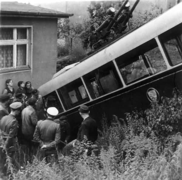 Traffic accident with trolleybus no. 04(II) of the
German type KEO I (war unit trolleybus standard size 1)