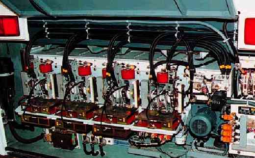 Fahrmotor-Umrichter vom Typ DPU 303 im Heck des Gelenkobusses