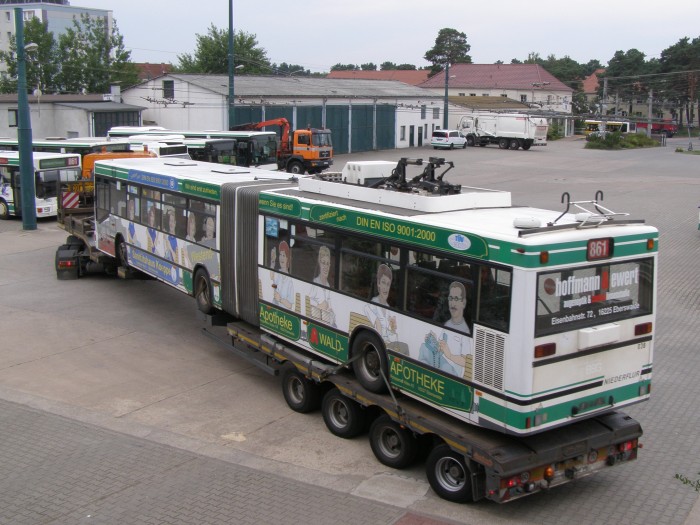 Am 20.07.2011 wurde der Gelenkobus Nr. 036 vom österreichischen Typ ÖAF Gräf & Stift NGE 152 M17 auf einen holländischen LKW-Tieflader verladen.