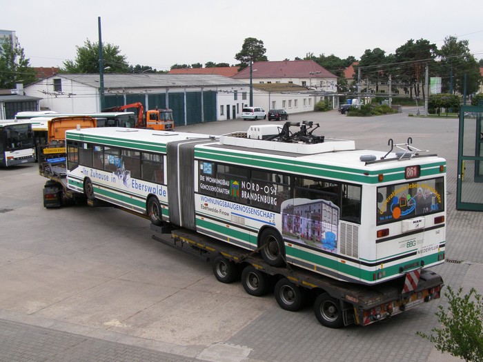 Am 20.07.2011 wurde der Gelenkobus Nr. 040 vom österreichischen Typ ÖAF Gräf & Stift NGE 152 M17 auf einen holländischen LKW-Tieflader verladen.