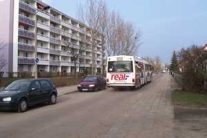Gelenkbus vom Typ Setra während des Obus-Ersatzverkehrs auf der Linie 861 im Clara-Zetkin-Weg in Nordend
