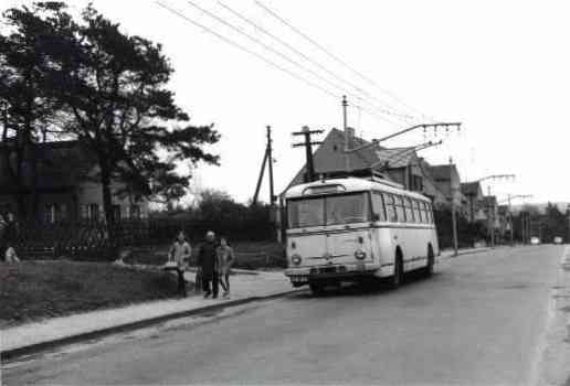 In the lower part of the Poratzstraße contact lines were fastened to masts with brackets.