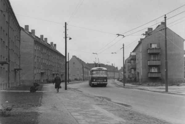 Im oberen Teil der Poratzstraße ist die Fahrleitung teils an Masten, aber überwiegend an den Wohnhäusern befestigt