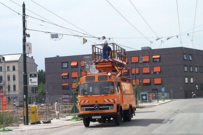 Turmwagen bei Wartungsarbeiten an der Fahrleitungsweiche am Markt