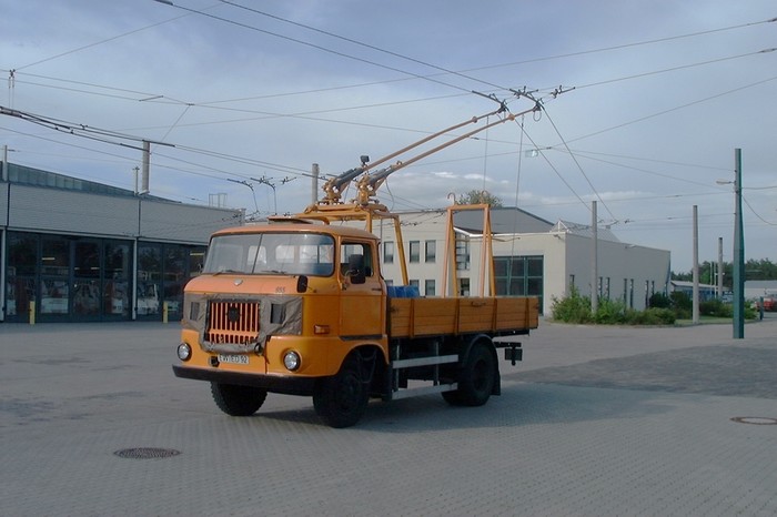 Deicer of the GDR-type IFA W 50 L (self-construction) for the overhead contact line