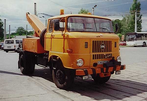 Abschleppwagen vom DDR-Typ IFA W 50 LA/AB/A vor der alten Werkstatthalle auf dem Betriebshof Eberswalde/Nordend