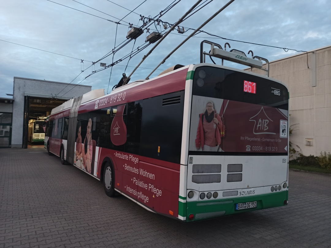 Gelenkobus Nr. 051 vom polnischen Typ Solaris Trollino 18 III Cegelec AC