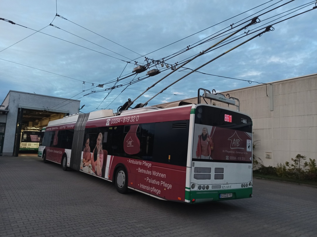 Gelenkobus Nr. 051 vom polnischen Typ Solaris Trollino 18 III Cegelec AC