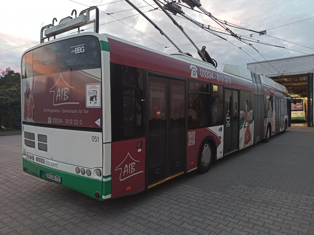 Gelenkobus Nr. 051 vom polnischen Typ Solaris Trollino 18 III Cegelec AC
