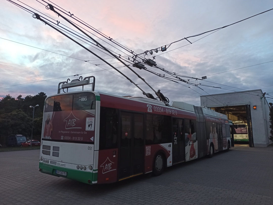 Gelenkobus Nr. 051 vom polnischen Typ Solaris Trollino 18 III Cegelec AC