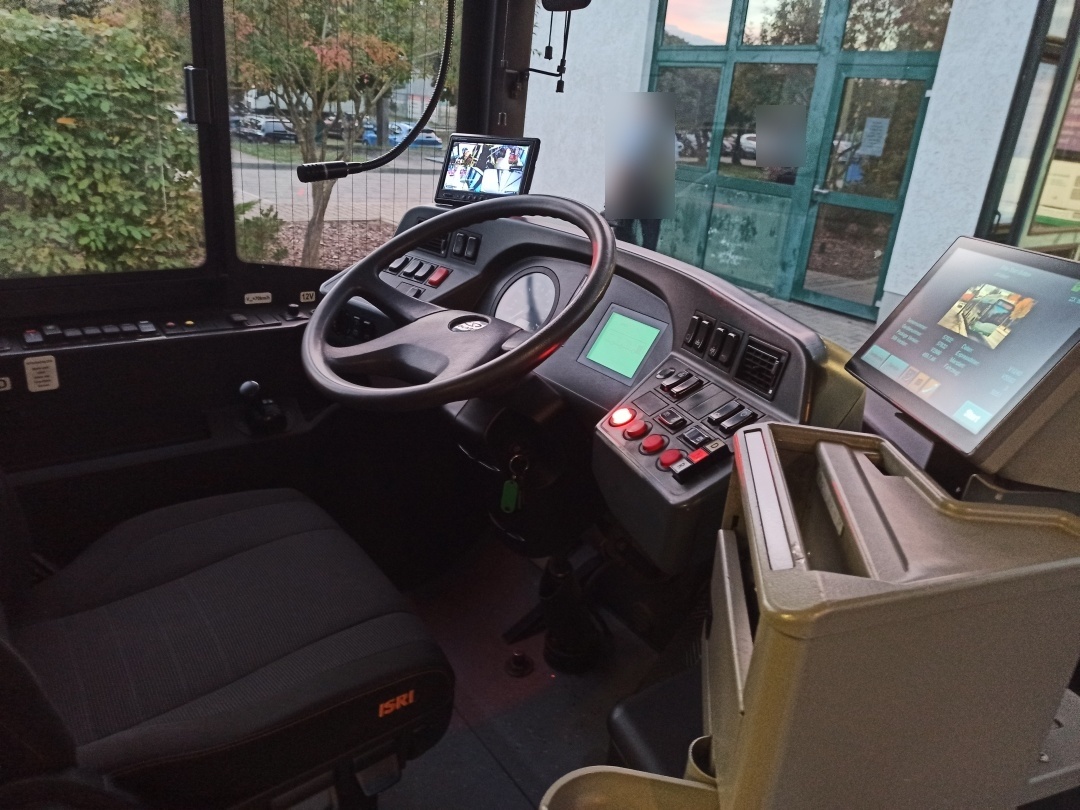 Gelenkobus Nr. 051 vom polnischen Typ Solaris Trollino 18 III Cegelec AC - Fahrerplatz