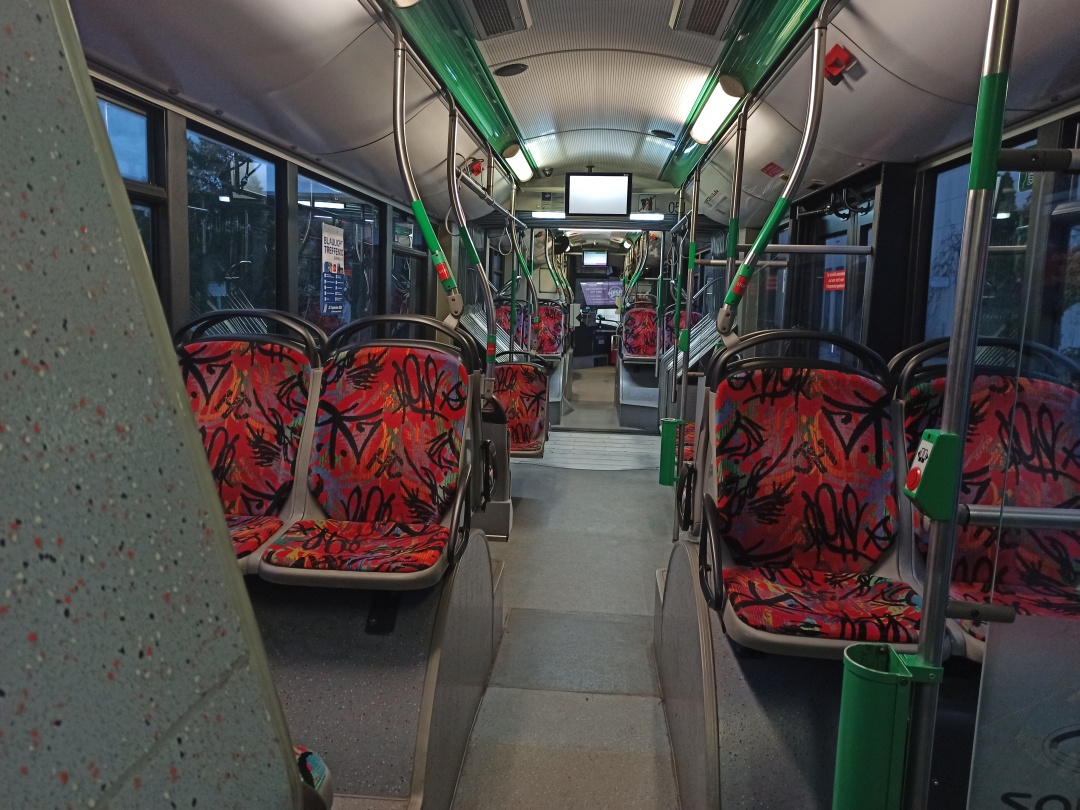 Gelenkobus Nr. 051 vom polnischen Typ Solaris Trollino 18 III Cegelec AC - Innenansicht von hinten nach vorn