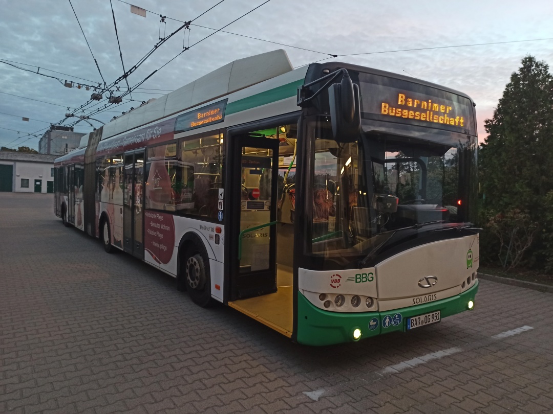 Gelenkobus Nr. 051 vom polnischen Typ Solaris Trollino 18 III Cegelec AC