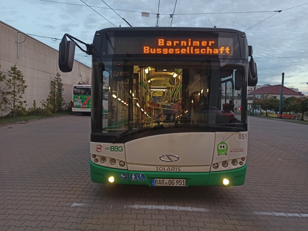 Gelenkobus Nr. 051 vom polnischen Typ Solaris Trollino 18 III Cegelec AC