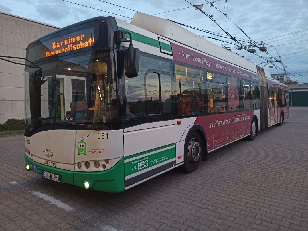 Gelenkobus Nr. 051 vom polnischen Typ Solaris Trollino 18 III Cegelec AC
