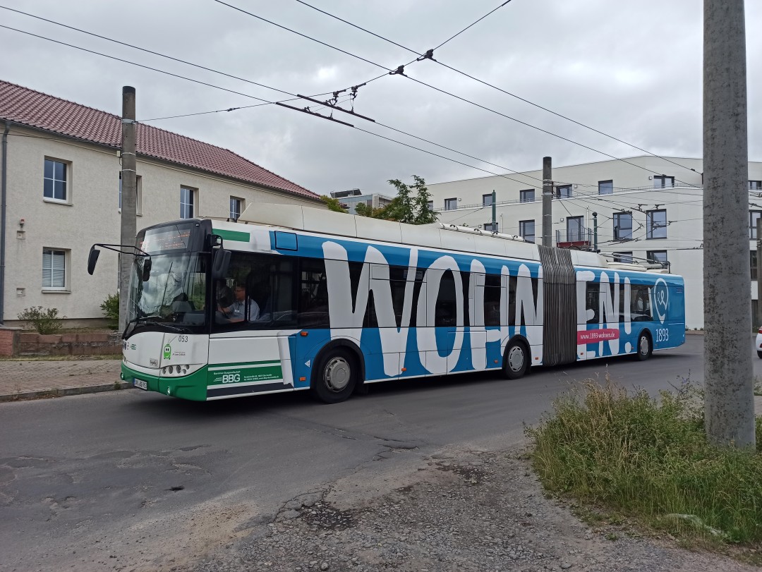 Gelenkobus 053 auf der Poratzstraße in Richtung Betriebshof Nordend