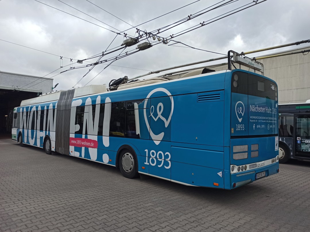 Gelenkobus 053 vor der Einfahrt zur Waschhalle auf dem Betriebshof Nordend