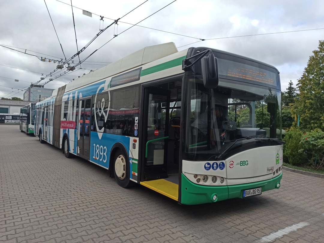Gelenkobus 053 vor der Einfahrt zur Waschhalle auf dem Betriebshof Nordend