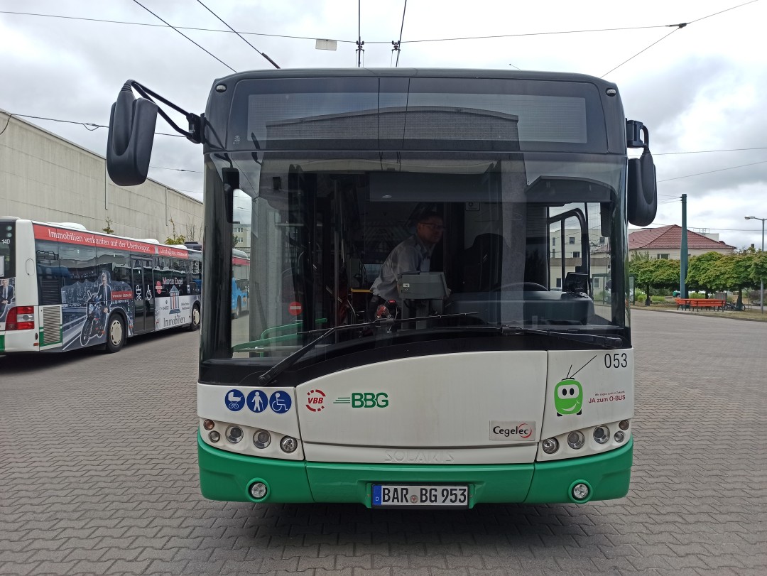 Gelenkobus 053 vor der Einfahrt zur Waschhalle auf dem Betriebshof Nordend