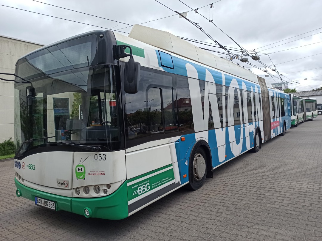 Gelenkobus 053 vor der Einfahrt zur Waschhalle auf dem Betriebshof Nordend