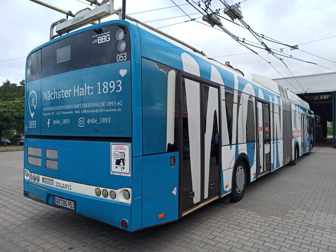 Gelenkobus 053 vor der Einfahrt zur Waschhalle auf dem Betriebshof Nordend