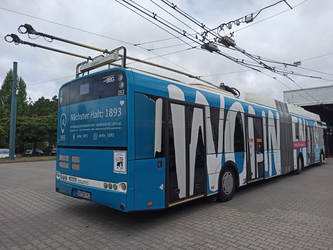Gelenkobus 053 vor der Einfahrt zur Waschhalle auf dem Betriebshof Nordend