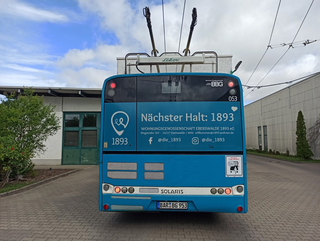 Gelenkobus 053 vor der Einfahrt zur Waschhalle auf dem Betriebshof Nordend