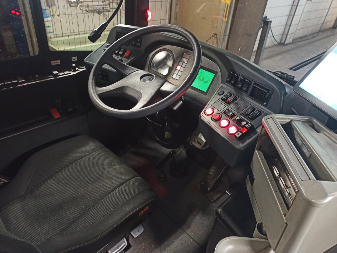 Gelenkobus Nr. 054 vom polnischen Typ Solaris Trollino 18 III Cegelec AC - Fahrerplatz
