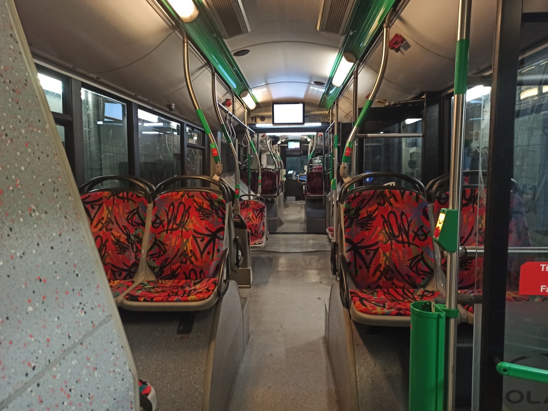 Gelenkobus Nr. 054 vom polnischen Typ Solaris Trollino 18 III Cegelec AC - Innenansicht von hinten nach vorn