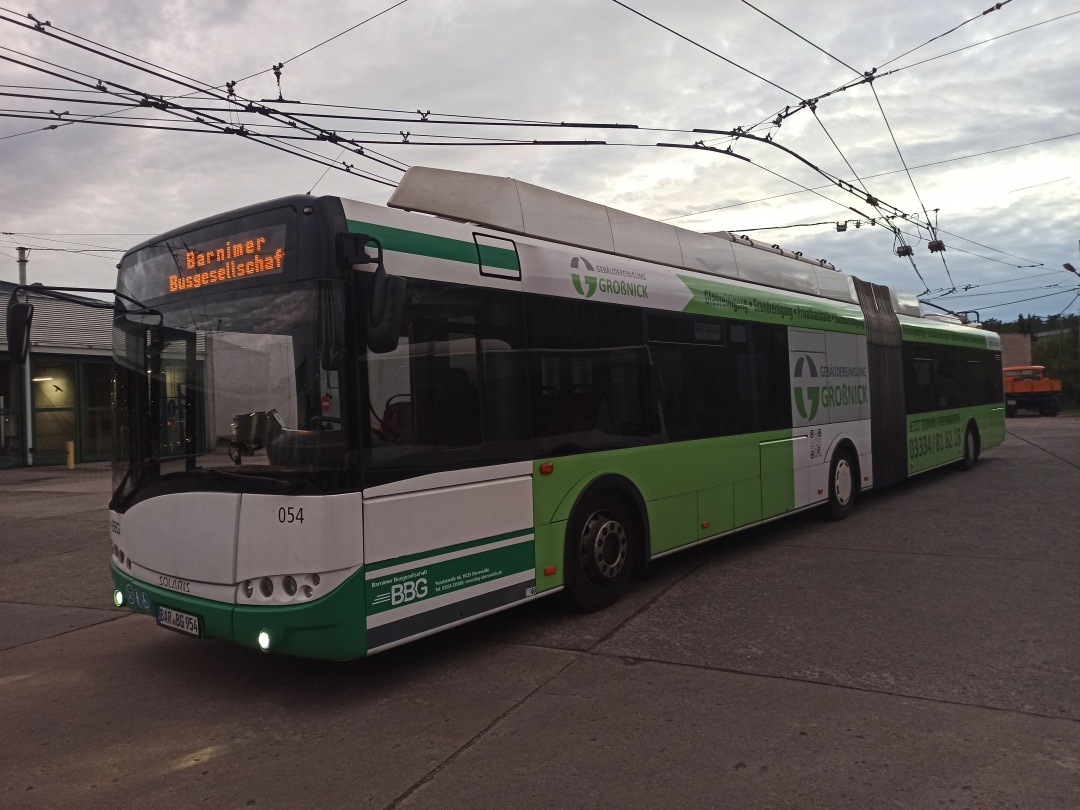 Gelenkobus Nr. 054 vom polnischen Typ Solaris Trollino 18 III Cegelec AC