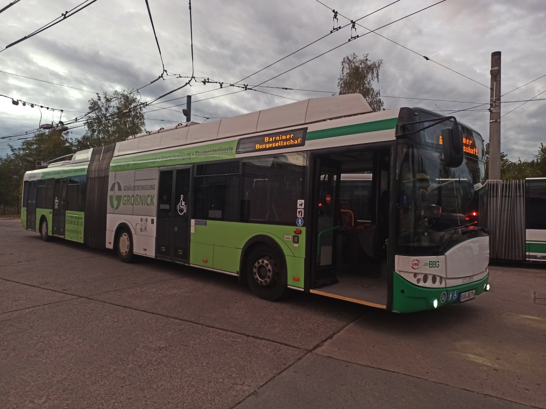 Gelenkobus Nr. 054 vom polnischen Typ Solaris Trollino 18 III Cegelec AC