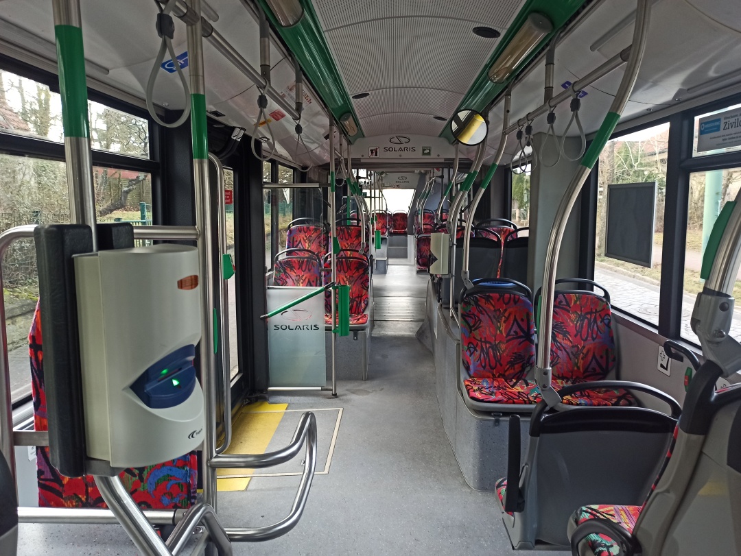 Gelenkobus Nr. 058 vom polnischen Typ Solaris Trollino 18 AC - Innenansicht von vorn nach hinten