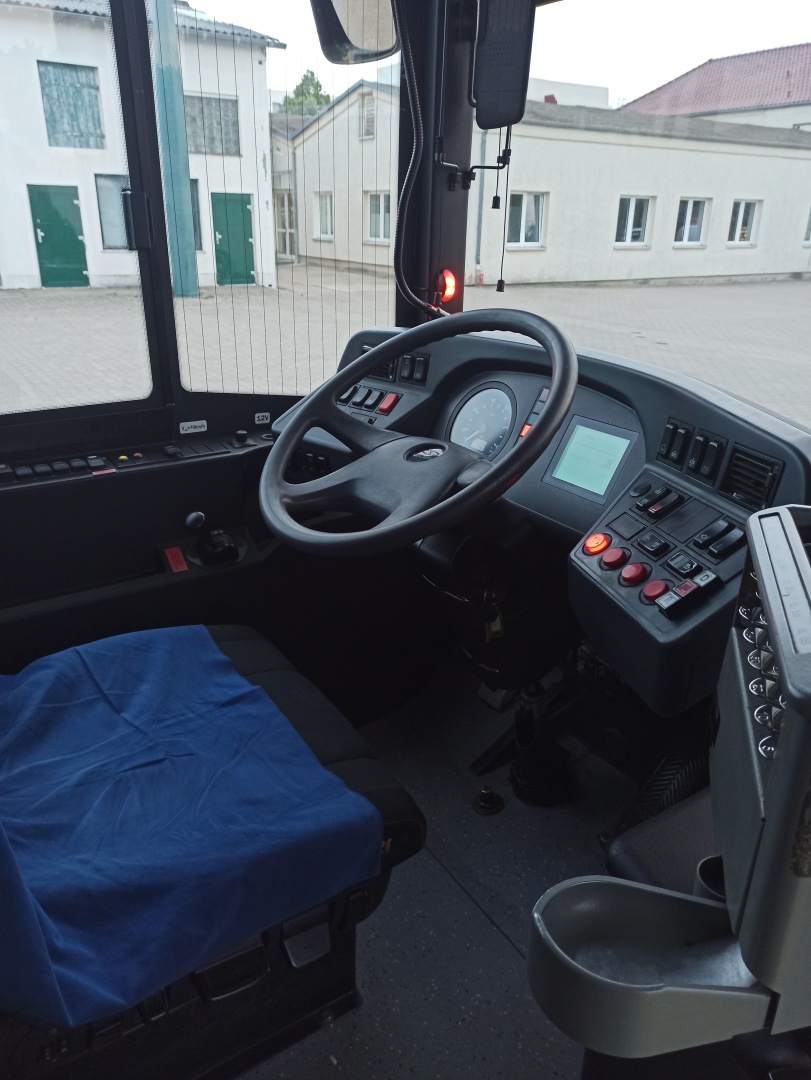 Gelenkobus Nr. 058 vom polnischen Typ Solaris Trollino 18 III Cegelec AC - Fahrerplatz