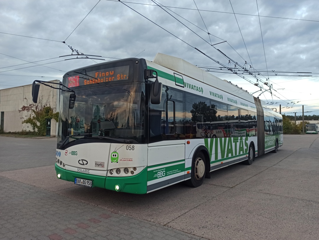 Gelenkobus Nr. 058 vom polnischen Typ Solaris Trollino 18 III Cegelec AC
