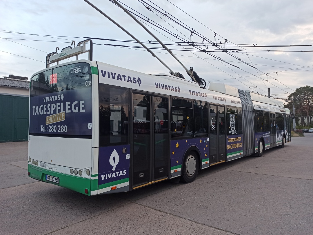 Gelenkobus Nr. 058 vom polnischen Typ Solaris Trollino 18 III Cegelec AC
