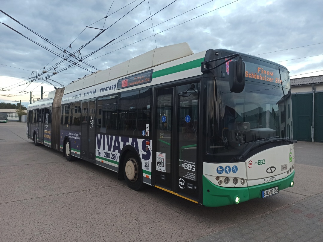 Gelenkobus Nr. 058 vom polnischen Typ Solaris Trollino 18 III Cegelec AC
