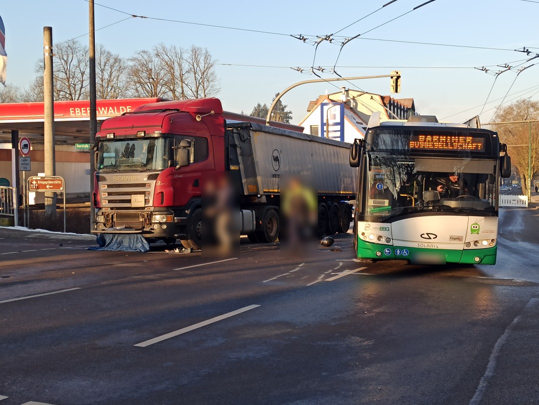 Schwerer Verkehrsunfall auf der Freienwalder Straße (B167)