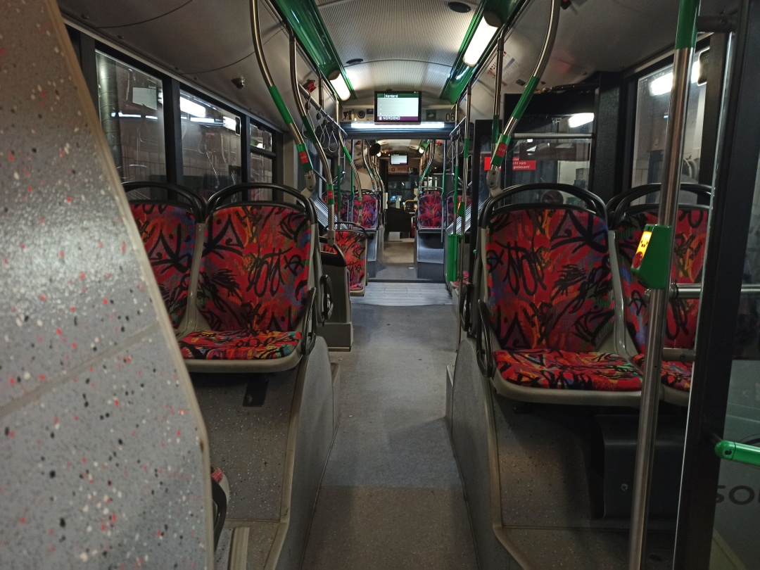 Gelenkobus Nr. 060 vom polnischen Typ Solaris Trollino 18 III Cegelec AC - Innenansicht von hinten nach vorn