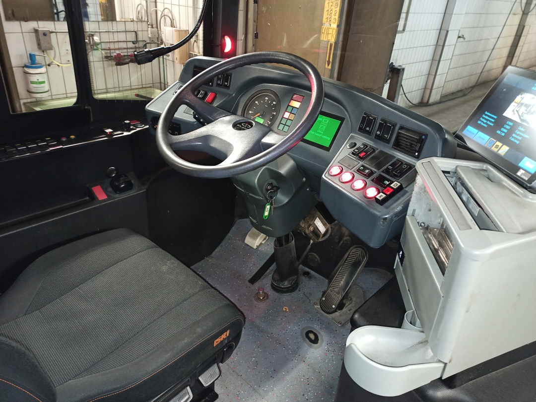 Gelenkobus Nr. 060 vom polnischen Typ Solaris Trollino 18 III Cegelec AC - Fahrerplatz