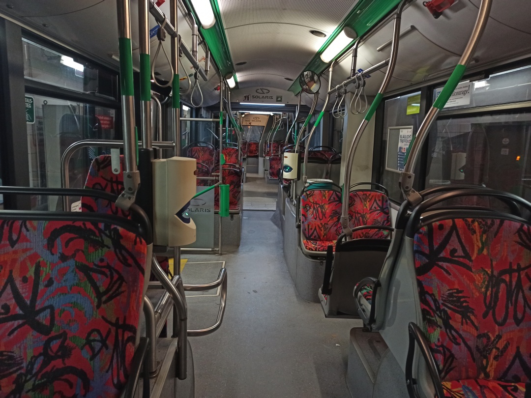 Gelenkobus Nr. 060 vom polnischen Typ Solaris Trollino 18 III Cegelec AC - Innenansicht von vorn nach hinten