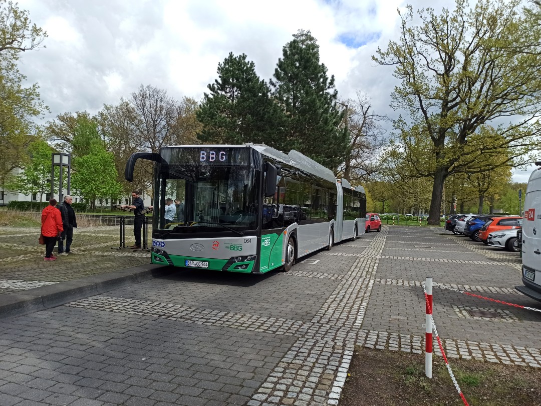 Gelenkobus 064 an der Haltestelle S&uuml;dend der Linie 910