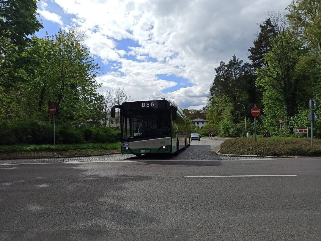Gelenkobus 064 nach Beendigung der Veranstaltung an der Kreuzung Heinrich-Heine-Stra&szlig;e/Breite Stra&szlig;e in Richtung Markt