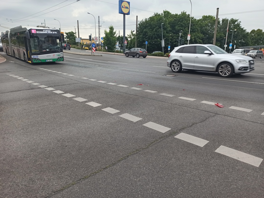 Gelenkobus 064 mit Warnblinkanlage nach dem Verkehrsunfall an der Kreuzung Heegermühler Straße/Kupferhammerweg